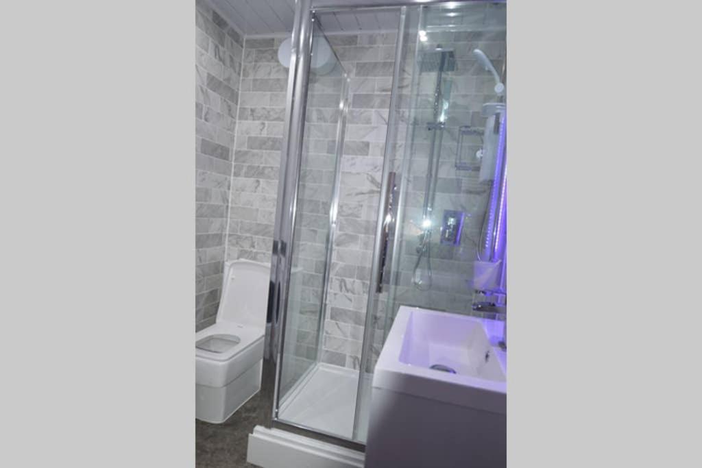 Morden Central Self Contained Flat By Cozynest Reading Esterno foto